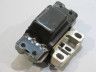Volkswagen Golf 6 Moottorin kumityyny / kiinnikekorvake, vasen Varaosakoodi: 1K0199555N 
Korityyppi: 5-ust luu...